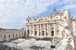 Žrtve spolnih zlorab duhovnikov iz ZDA s tožbo nad Vatikan