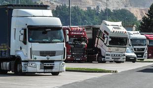 Hrvati s prometnim znakom poskrbeli, da je pot za tovornjake daljša za 140 kilometrov #video