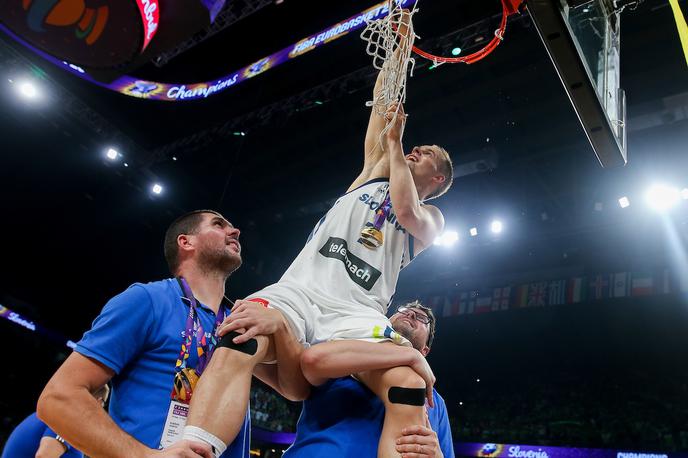 Eurobasket | Martin Klešnik (levo) in Marko Macura (desno) s Klemnom Prepeličem po koncu evropskega prvenstva. | Foto Vid Ponikvar/Sportida