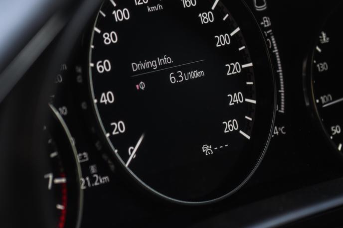 Mazda 3 | Danes so vse bolj redki avtomobili, kjer je ob ugasnjenem motorju še mogoče videti podatek o najvišji izpisani hitrosti na merilniku. Danes je ta podatek povsem obstranski, nekoč je bil stvar prestiža. | Foto Gašper Pirman