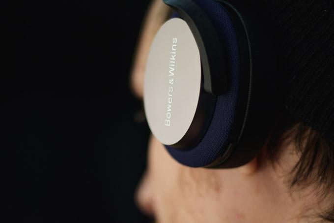 Slušalke ne obdajajo celotnega ušesa, zato je aktivno dušenje okolice še toliko pomembnejše. | Foto: Kristjan Kovač