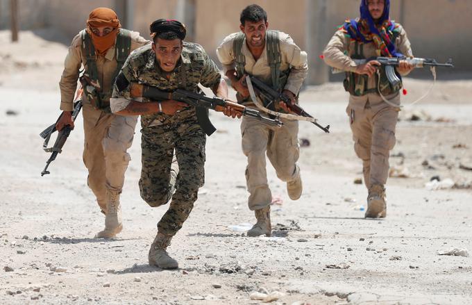 Ofenziva, ki jo je Turčija pred tednom dni sprožila proti Kurdom na severovzhodu Sirije, je z domov pregnala več kot 300 tisoč ljudi. | Foto: Reuters