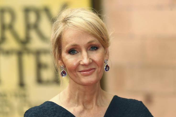 Avtorica knjig o mladem čarovniku z brazgotino v obliki strele, Joanne Rowling oziroma J. K. Rowling, je na krilih prodaje knjig in filmskih pravic postala ena od najbogatejših Britank. Zanimivo je, da je bila nekaj časa uvrščena tudi na lestvico svetovnih milijarderjev, a je z nje padla zaradi obilnih donacij dobrodelnim organizacijam in visokega britanskega davka na dobiček.  | Foto: Reuters