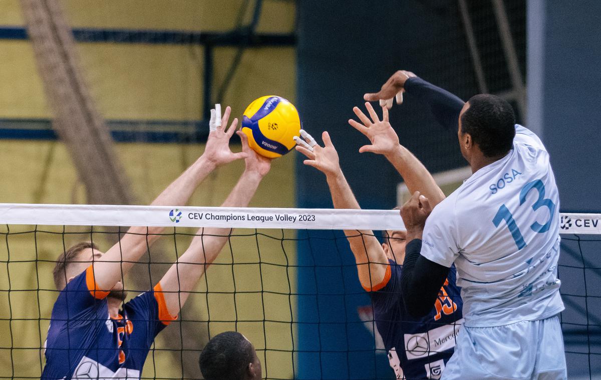 Calcit Volley | Derbi je pripadel odbojkarjem ACH Volleyja. | Foto Klemen Brumec