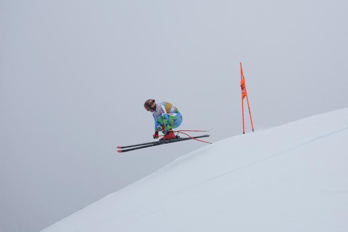 Smukači v zasneženih Dolomitih, Hrobat na prvem treningu deveti