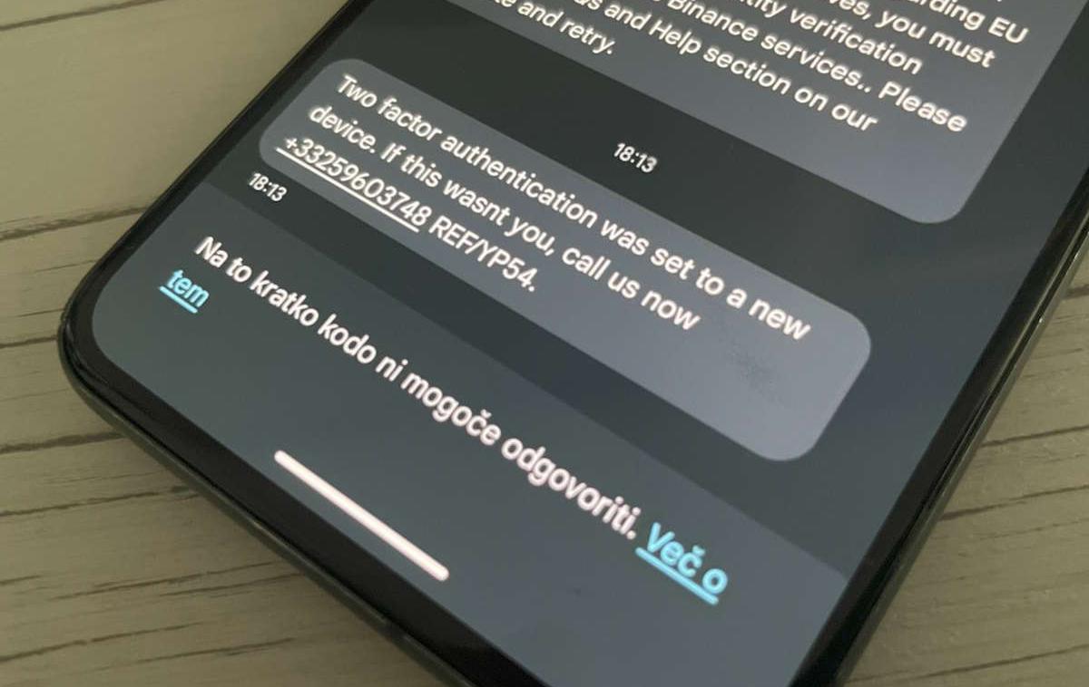 SMS | "Dvostopenjsko preverjanje je bilo nastavljeno na drugi napravi. Če to niste bili vi, nas pokličite zdaj." Tako je videti nevarno sporočilo, ki nam ga je poslal bralec, ki po lastnih navedbah kriptomenjalnice Binance ni odprl že od leta 2022 in tam nima naloženih nobenih sredstev.  | Foto Matic Tomšič
