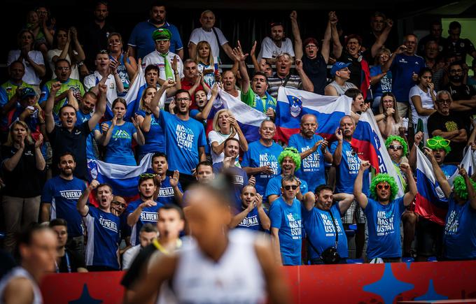 Slovenski navijači so ustvarili takšno vzdušje, da so se dekleta in strokovni štab počutili kot v Sloveniji. | Foto: Vid Ponikvar