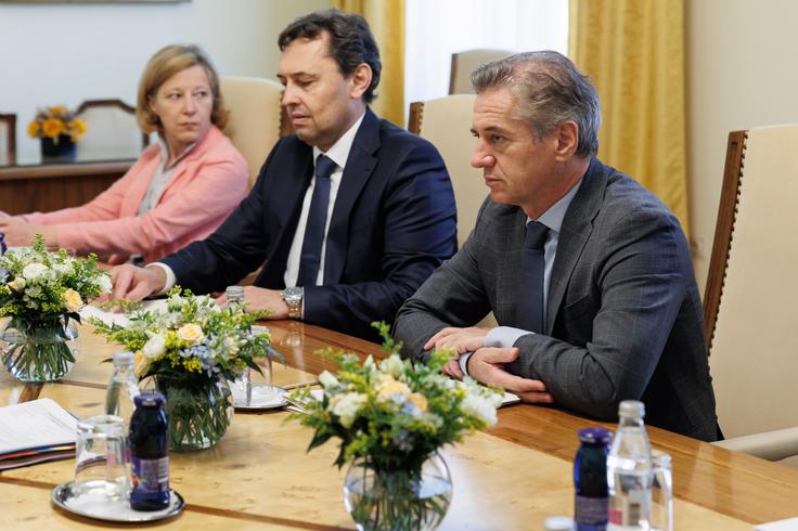 "V teh časih, ko se EU sooča z geopolitičnimi in varnostnimi izzivi, je ključno, da znamo zagotavljati tako varnost kot konkurenčnost. Ta vprašanja danes niso več ločena," je poudaril premier.  | Foto: Nebojša Tejić/STA
