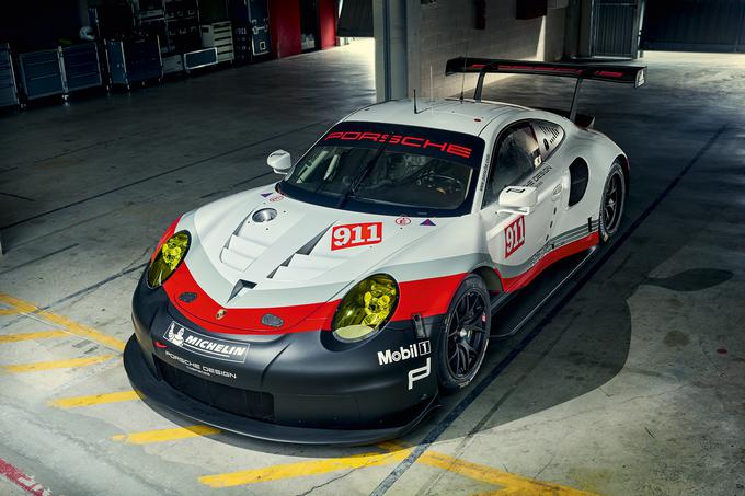 Nova je še grafična podoba. 911 RSR bo kot GT dirkalnik bo prvič nakazal novo oblikovalsko smer tovarniškega oblikovanja z dinamično izraženim slogom Porsche Motosport. Dirkalnik pa ohranja gene legendarne oblike 911, ki jih ni mogoče spregledati, tudi iz ptičje perspektive ne. Osnovne barve ostajajo bela, rdeča in črna.  | Foto: Porsche