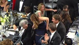 Jennifer Lawrence osvojila nagrado s pretrgano obleko