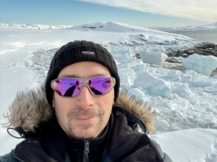 "Večina domačinov, s katerimi se srečujem, se ob tem počuti malo razdvojeno. Po eni strani vedo, da je svet velik in da se velike sile zanimajo za Arktiko; po drugi strani pa zelo jasno čutijo: "Naša dežela ni naprodaj. To je naš dom." Čutiti je, kot da nas nekdo gleda, razpravlja o nas, ne pa z nami," pove p. Tomaž Majcen. | Foto: Osebni arhiv Tomaža Majcna