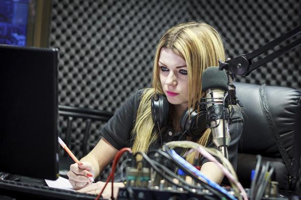 Bodo radijske postaje skladbe krajšale, da se poslušalci ne bi dolgočasili?