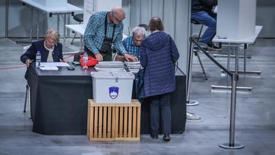 Vse je pripravljeno: mnogi na predčasno glasovanje pred nedeljskim referendumom #foto