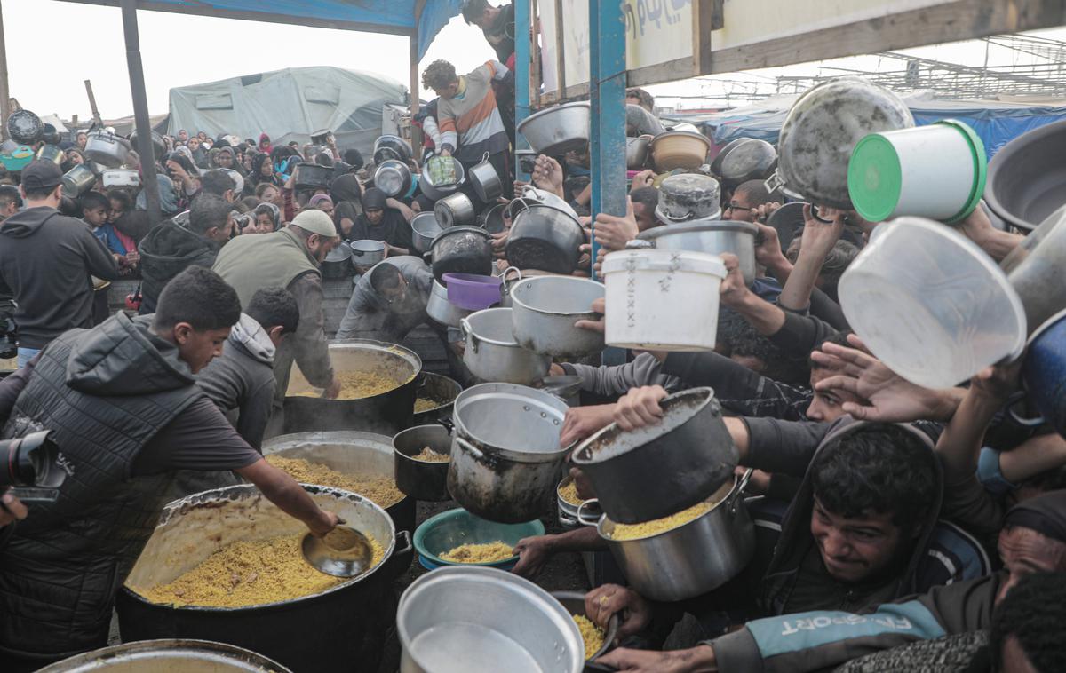 Gaza, hrana, boj za hrano, lakota | Po 18 mesecih vojne so razmere v Gazi "verjetno najhujše doslej", je ta teden sporočil urad ZN za usklajevanje humanitarnih zadev (OCHA). Vodje 12 večjih mednarodnih človekoljubnih organizacij, med njimi Oxfam in Save the Children, so prejšnji teden dejali, da "huda lakota ni le potencialna nevarnost, ampak že realnost" v skoraj vseh predelih Gaze. | Foto Guliverimage