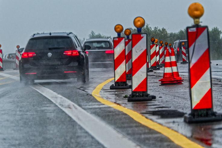 Po podatkih ADAC so naftne družbe od začetka aprila dosledno zvišale cene opoldne, pogosto za več kot šest centov na liter, pri čemer so dizelsko gorivo in Super E10 podražili skoraj hkrati. | Foto: Reuters