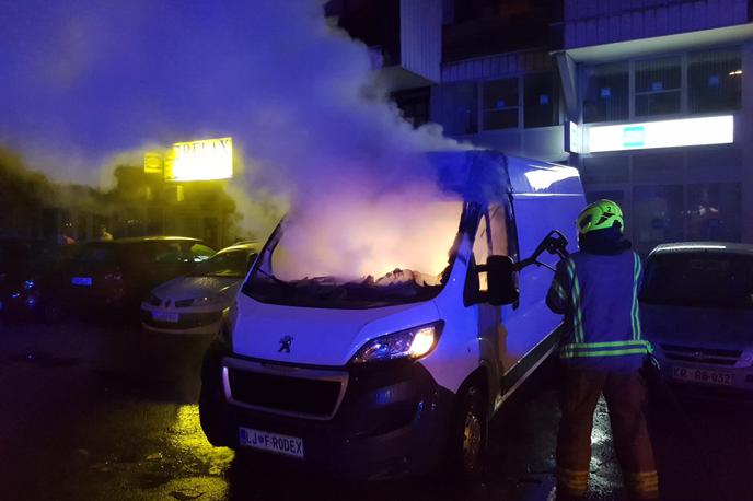 Požar v Domžalah | Na parkirišču večstanovanjskega objekta v Domžalah je ponoči zagorelo kombinirano vozilo. | Foto CZR Domžale