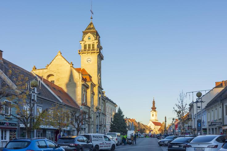 V listini cesarja Otona I. je bila leta 970 omenjena Lipnizza. Gre za Lipnico na avstrijskem Štajerskem (na fotografiji), ki je zdaj v nemščini Leibnitz. Po letu 1050, ko je v bavarščini medglasni -p- spet postal -b-, je ta sprememba zajela tudi ime Lipniza, čeprav p v imenu ni nastal iz glasu b. Po letu 1100, ko je v bavarščini ī postal ei, pa smo dobili zdajšnje nemško obliko imena kraja: Leibnitz.  | Foto: Guliverimage