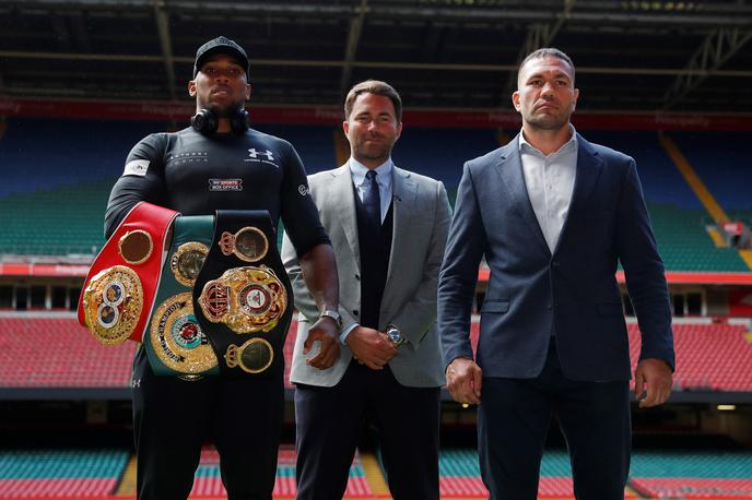 Anthony Joshua, Eddie Hearn, Kubrat Pulev | Kdaj se bosta spopadla Anthony Joshua in Kubrat Pulev? Eddie Hear (v sredini) meni, da pred oktobrom ne. | Foto Reuters