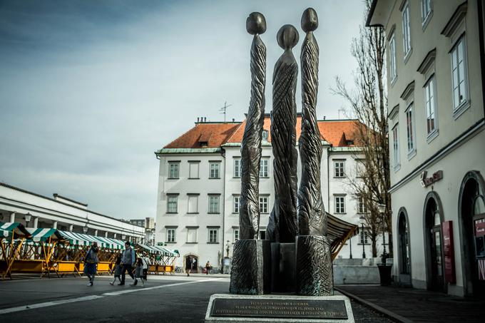 Na Pogačarjevem trgu je spomenik ženskam, ki so leta 1943 zahtevale osvoboditev na tisoče internirancev v fašističnih taboriščih. Postavili so ga leta 2010. | Foto: Vid Ponikvar