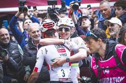 Kdo je moški iz viralnega videa, ki ga Pogačar vedno pozdravi tik pred zadnjim klancem v Sieni?