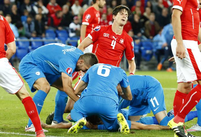 Veselje Katančevih izbrancev po zadetku Boštjana Cesarja za 2:0 | Foto: Reuters