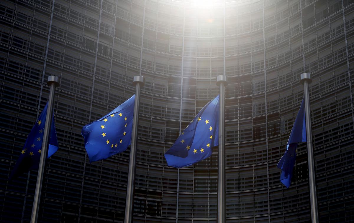 EU evropska zastava | Operativno raven evropskega javnega tožilstva sestavljajo evropski delegirani tožilci, ki bodo v svojih državah odgovorni za izvajanje konkretnih kazenskih preiskav in pregone v okviru pristojnosti evropskega javnega tožilstva. Njihovo delo bodo nadzorovali tričlanski stalni senati, ki bodo vodili preiskave ter sprejemali operativne odločitve. | Foto Reuters