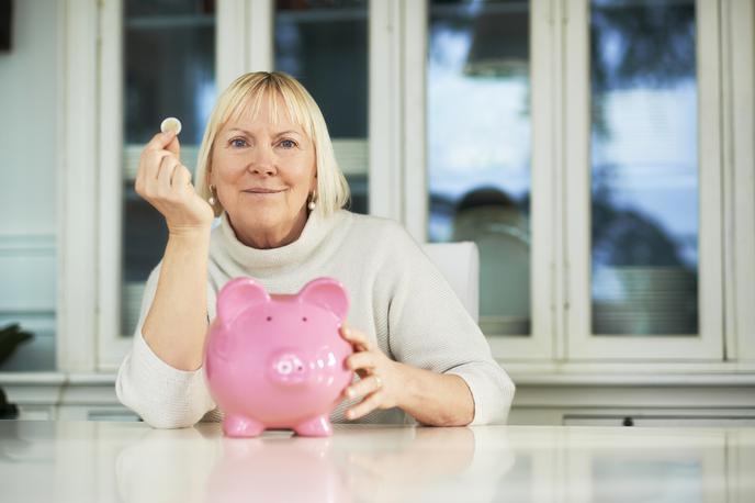 ženska upokojenka varčevanje pokojnina denar | Pokojnine, ki se po zakonu usklajujejo za nazaj, že tako in tako iz leta v leto izgubljajo realno vrednost, še posebej pa se njihova kupna moč zmanjša, ko je inflacija dvoštevilčna, opozarjajo. | Foto Thinkstock