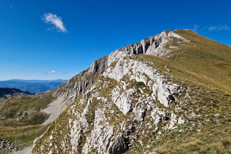 Sestopimo po dolgem vzhodnem grebenu Prutaša. | Foto: Matej Podgoršek