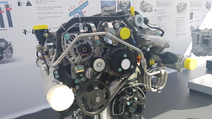 To je šestvaljni motor z močjo 235 kilovatov, ki ustreza standardom Euro 6c. To je dokaz čistosti motorjev v novih tovornjakih. | Foto: Gregor Pavšič