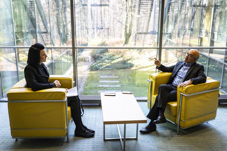 V uvodnem predavanju je še posebej izpostavil koncept steward leadership – voditeljstva, ki po njegovem ne temelji na položaju ali formalni moči, temveč na osebni odločitvi za ustvarjanje boljše skupne prihodnosti. Stewardship je opredelil kot ustvarjanje vrednosti z upoštevanjem potreb deležnikov, družbe, prihodnjih generacij in okolja, pri čemer dobiček ni cilj sam po sebi, temveč posledica reševanja resničnih problemov. Takšno voditeljstvo po njegovih besedah zahteva jasne vrednote, dolgoročen namen in pogum za odločanje onkraj kratkoročnih interesov. | Foto: Bojan Puhek