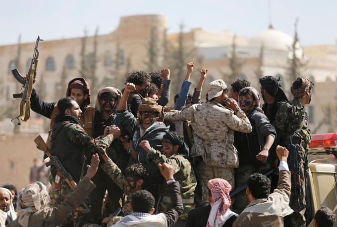 V Jemnu divja državljanska vojna med šiiti in suniti, ki je pravzaprav posredna vojna med šiitskim Iranom in sunitsko Savdsko Arabijo. Na fotografiji: šiitski borci v prestolnici Sana. | Foto: Reuters