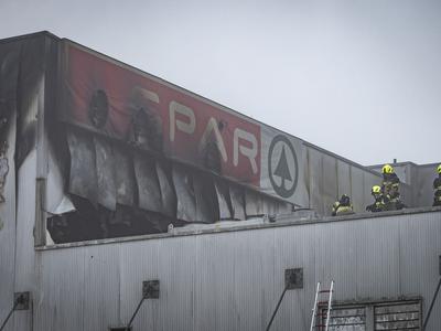 Požar v Sparovih skladiščih lokaliziran, poteka gašenje posameznih žarišč #video #foto
