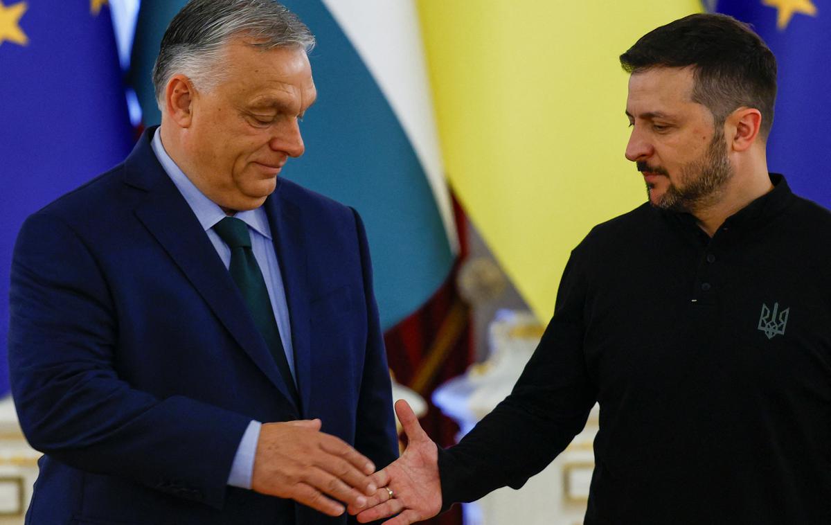 Viktor Orban in Volodimir Zelenski | Zadržanost Budimpešte do podpore Kijevu naj bi izvirala tudi iz njihovih skrbi glede položaja številčne madžarske manjšine v Ukrajini. | Foto Reuters
