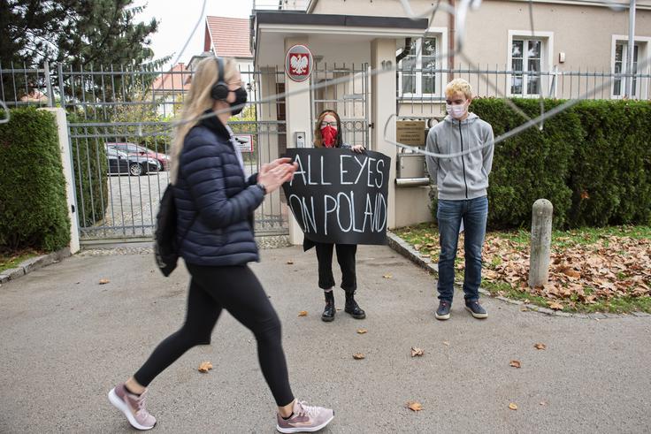 protest pred poljskim veleposlaništvom | Foto: STA ,