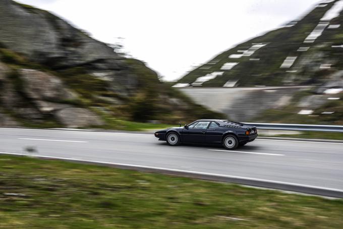 Vožnja je glasna, naporna, presenetljivo udobna, a uživaška na vsakem metru. Superšportnik po meri avtomobilskih muz. | Foto: Gašper Pirman