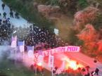 navijači na poti na stadion