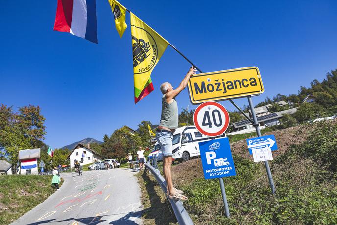 Demi razkazuje mavrično majico, Mezgeca čaka špalir, pride tudi Pogačar #foto