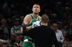 V NBA je tekla kri, a se je Kristaps Porzingis le smejal #video