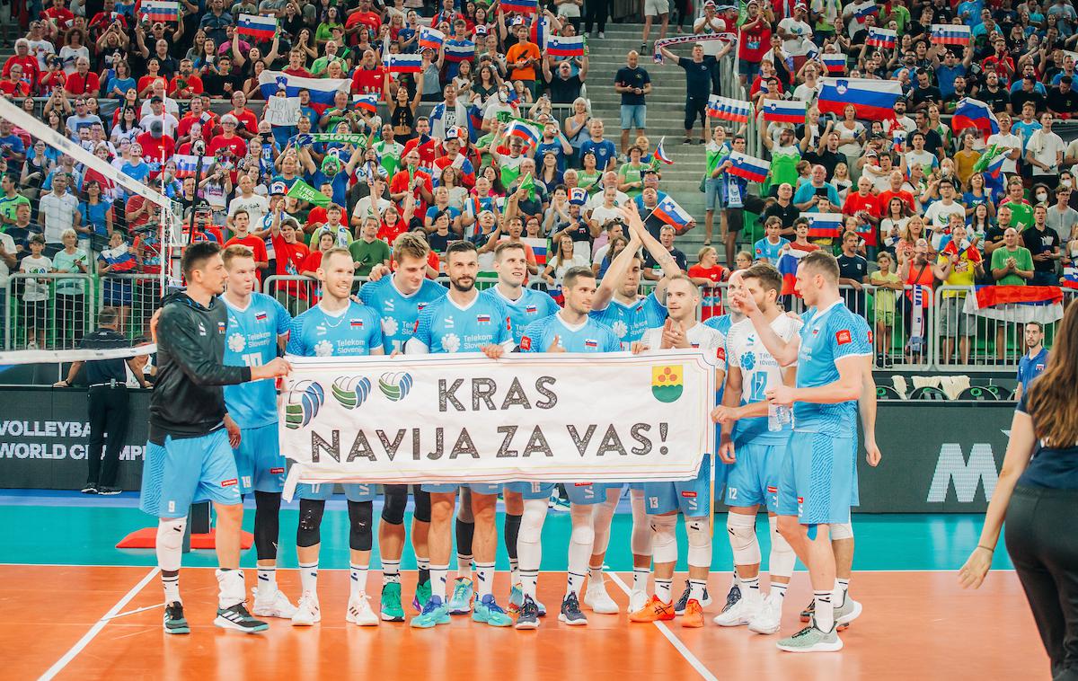 SP v odbojki, Slovenija - Kamerun | Slovenski odbojkarji so na prvo tekmo svetovnega prvenstva povabili tudi gasilce, ki so se julija na Krasu borili z ognjenimi zublji.  | Foto Siniša Kanižaj/Sportida