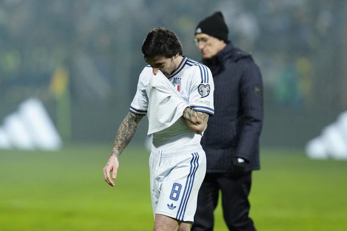 Sandro Tonali | Italijani so na zadnji kvalifikacijski tekmi doživeli boleč poraz. Nogometaši BiH so jih premagali po izvajanju enajstmetrovk (4:1). | Foto Reuters