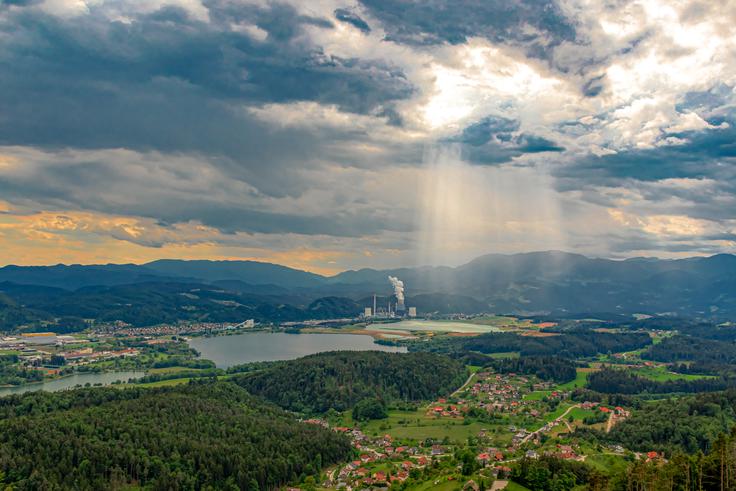 Škalsko jezero (na skrajni levi strani fotografije) leži v neposredni bližini Velenjskega jezera (na fotografiji v sredini). | Foto: Shutterstock