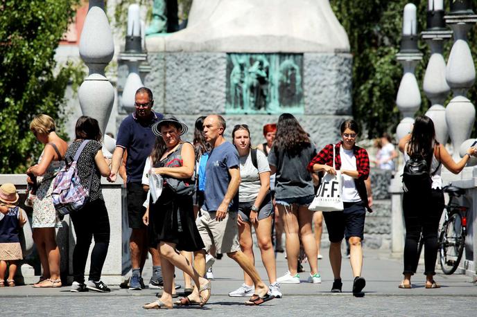 Ljubljana ulica turisti | Turistični nastanitveni obrati v Sloveniji so avgusta zabeležili več kot milijon prihodov turistov in malo manj kot tri milijone njihovih prenočitev (fotografija je simbolična). | Foto STA