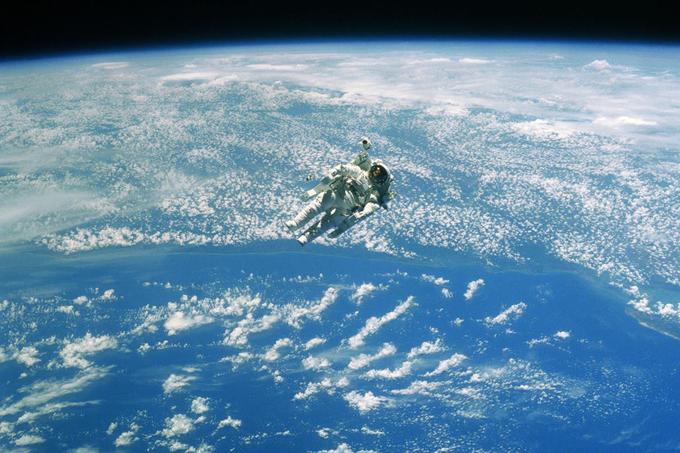 Robert L. Stewart na pionirskem vesoljskem sprehodu, pri katerem pa ga je zaradi bolj epske fotografije zasenčil sodelavec Bruce McCandless. | Foto: NASA