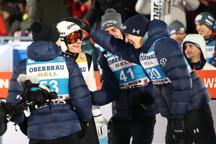 Čestitka Timija Zajca, ki ga je v dno te skakalnice poneslo pred tremi leti.  | Foto: Reuters