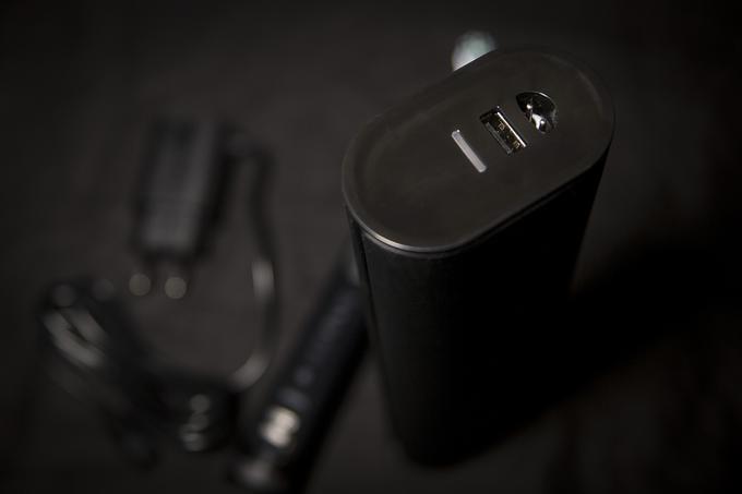 Potovalna torbica iz trde plastike ima izhod USB, ki z običajnim kablom omogoča sočasno polnjenje akumulatorja mobilnega telefona. | Foto: Ana Kovač