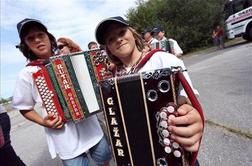Slovenci postavili svetovni rekord v igranju harmonike