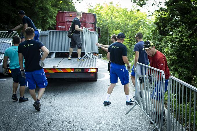 Postavljanje varnostnih ograj | Foto: Ana Kovač