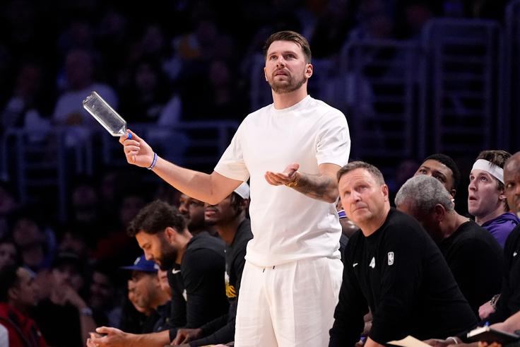 Navijači Dallasa še vedno niso pozabili lanskoletne šokantne menjave, ko ga je klubsko vodstvo poslalo v Los Angeles k LA Lakersom. | Foto: Guliverimage