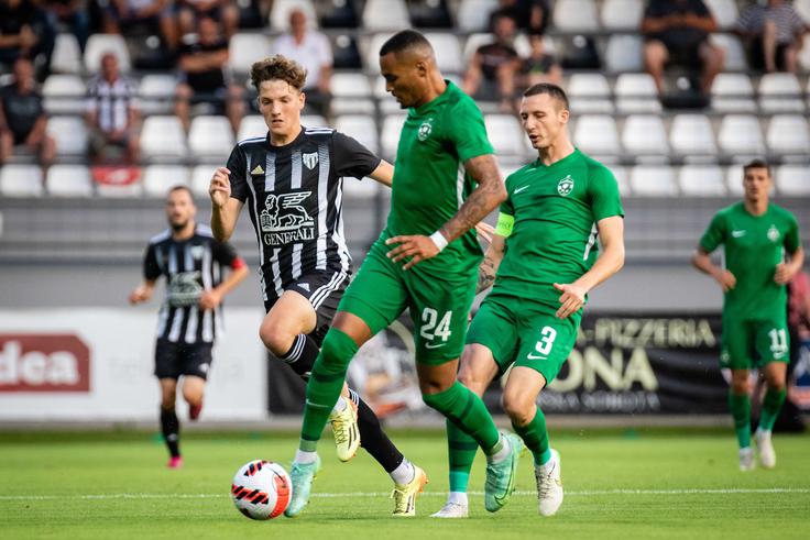Ludogorec je imel že na prvi tekmi v Murski Soboti nekaj več od igre, a je bila obramba slovenskih prvakov zanj neprepustna. | Foto: Blaž Weindorfer/Sportida