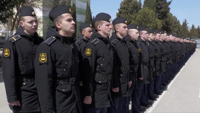 "Dan po tragediji je poklical mamo in rekel, da je živ in zdrav. Da naj ne skrbi zanj. Ni nam povedal, kaj se je zgodilo. Kliče nas z različnih številk. Je nabornik od lanskega julija. Zagotovo ni nikoli podpisal nobene pogodbe," je še dejal Djeparov. Na fotografiji so člani posadke potopljene Moskve v Sevastopolu, 16. aprila 2022.  | Foto: Reuters